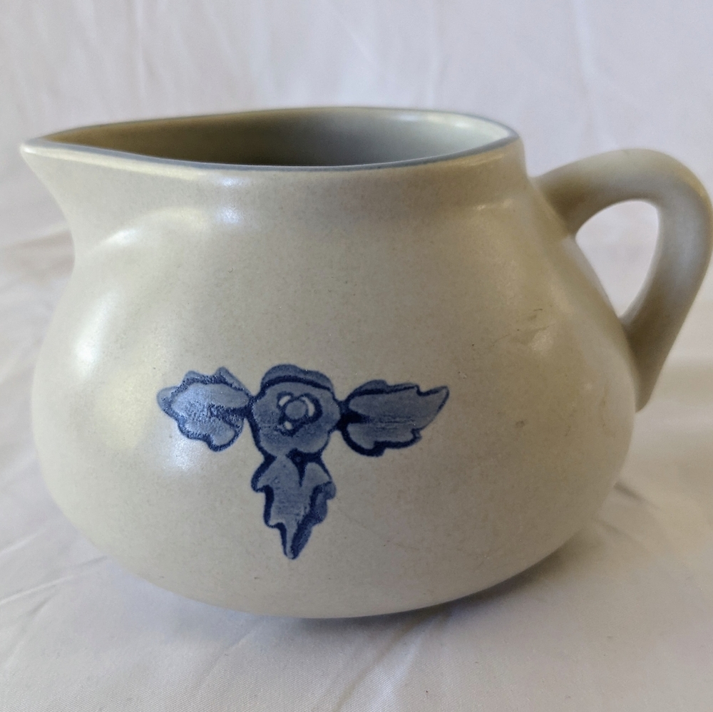 Pfaltzgraff Yorktowne Cobalt Blue Flower Stoneware Creamer Pitcher Gravy Boat